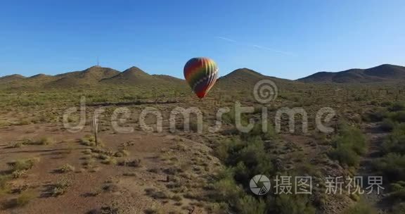 热气球降落在开阔的沙漠