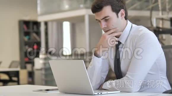 年轻商人思考和工作笔记本电脑视频