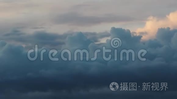 美丽的积云飞过天空，黄昏