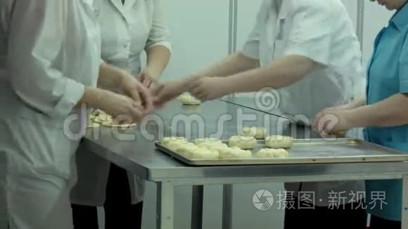 女人用手制作面团视频