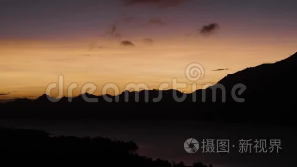 巴厘岛日出时巴图尔湖的景色视频