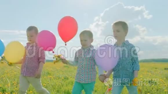 暑假里，三个带着彩色气球的弟弟在花田里散步
