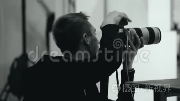 摄影师在照相馆拍摄数码相机视频