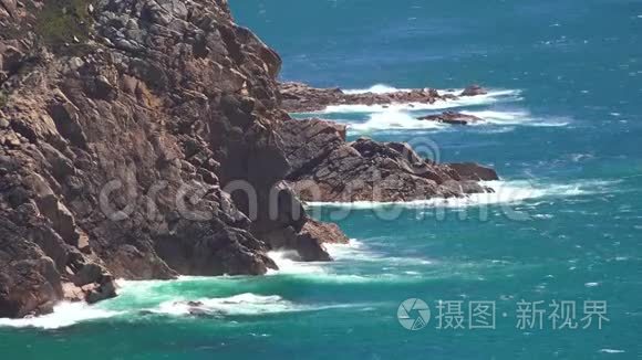 海岸线水和岩石视频