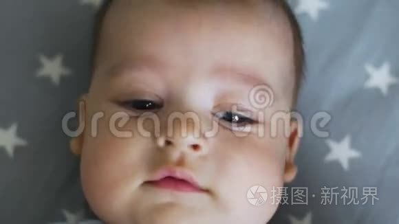 婴儿张开大眼睛躺在背上视频