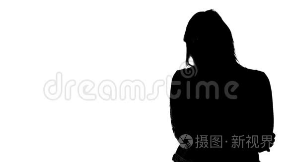 女人的剪影展示了一些东西视频