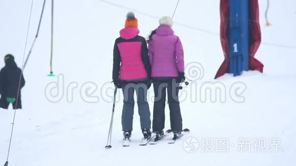 滑雪者正在用拖曳式电梯爬上山视频