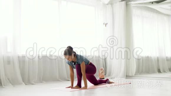 在瑜伽馆做高强度运动的女人