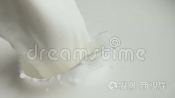 流动泼水奶溅与气泡慢运动视频