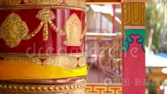 印度拉达克修道院里旋转的藏语祈祷轮