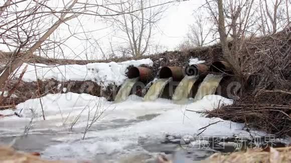 水从大管道中流出视频