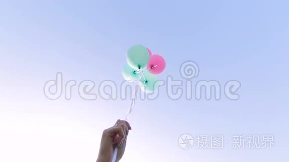 女孩放飞天空背景上的气球视频