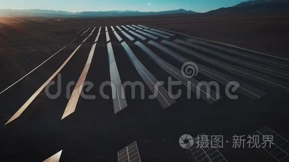 空中沙漠景观大型工业太阳能农场生产集中太阳能。 围绕着山和