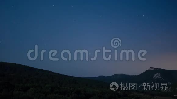 移动的星星，夜晚的森林和山脉，时间流逝