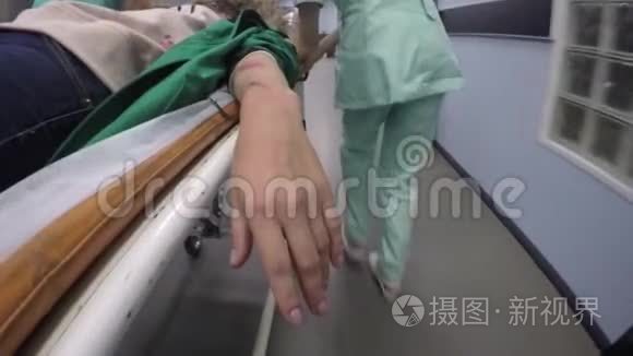 医护人员把担架抬到病人身上视频