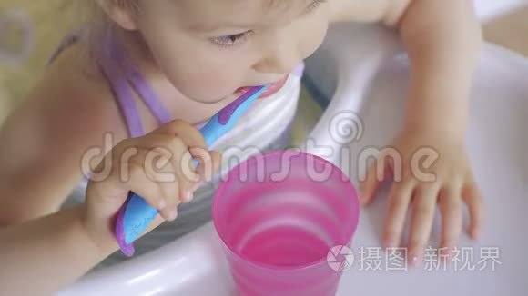 小女孩努力刷牙视频