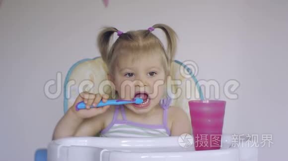 小女孩努力刷牙视频