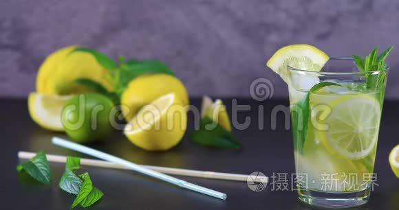 自制清爽的夏季柠檬水和薄荷在玻璃