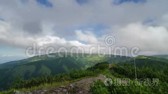 美丽的白云在青山上飞翔，风景在流逝