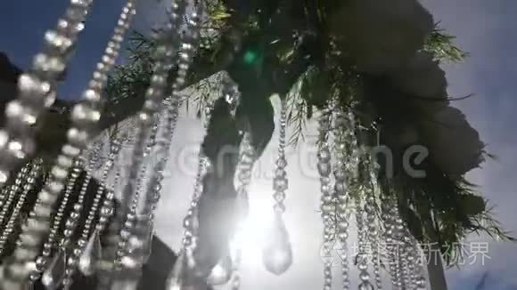 太阳背景下的婚礼花拱装饰视频
