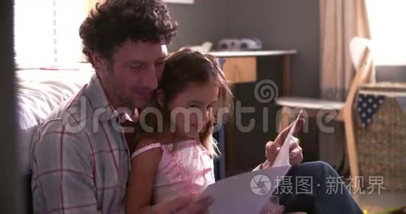 父亲和女儿在儿童卧室读书视频