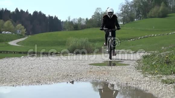 山地自行车在水面上行驶视频
