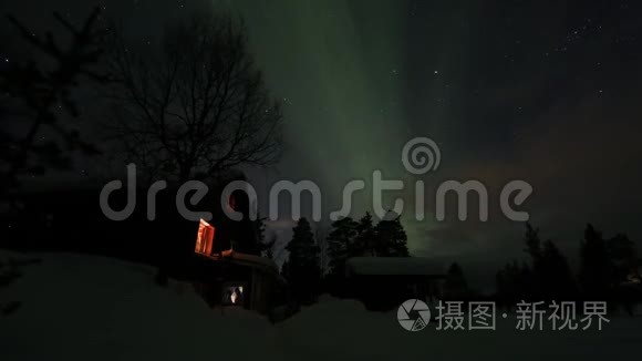 芬兰北极上空冰冻国家上空的北极光