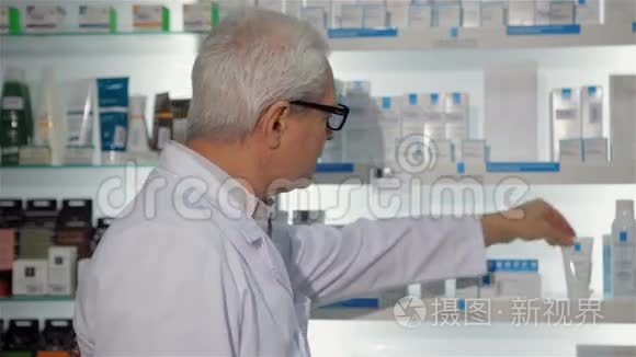 男性药剂师在药店摆姿势视频