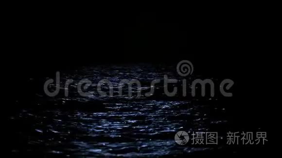 海水中月亮的反射视频