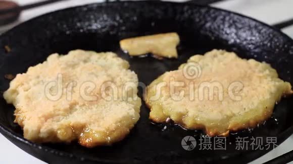 煎锅中金薯煎饼的制作视频