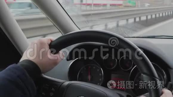 在繁忙道路上驾驶汽车时，双手放在方向盘上