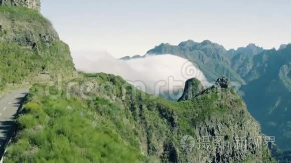 山坡上近流云的空中观景路视频