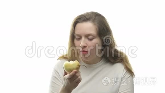 胖女人吃梨，第三个视频