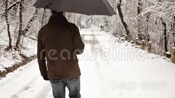 带着雨伞的人在公园里散步视频