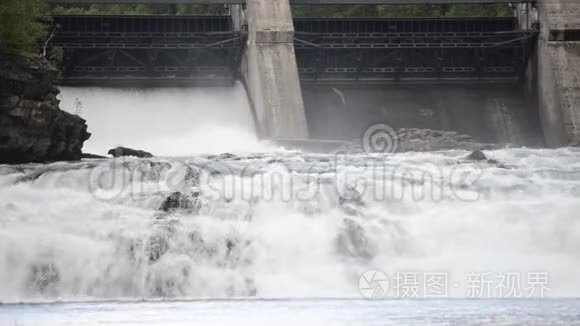 银河白河洪水在夏季阳光下越过混凝土屏障，背景是水力发电厂