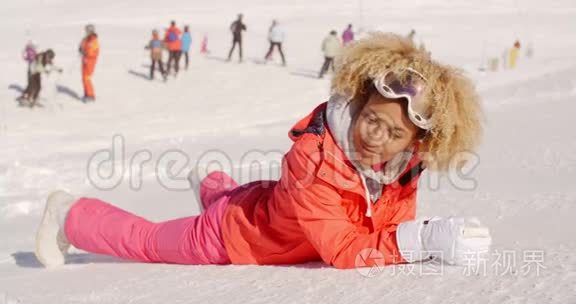 迷人的年轻女子在滑雪场放松视频