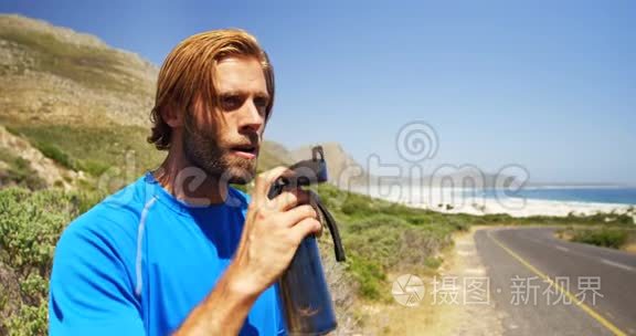 三项运动员在乡村道路上饮水