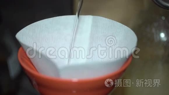 专业咖啡师滋润咖啡过滤热水视频