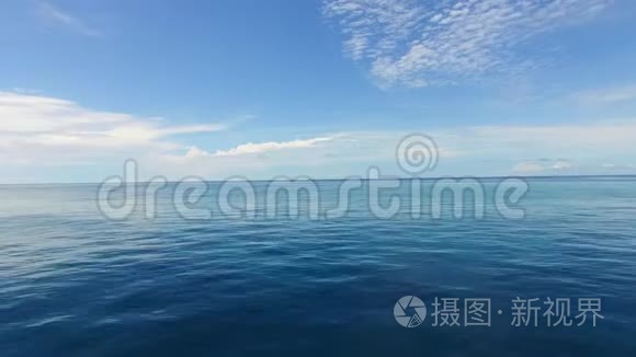 美丽的蓝色海水和平视频