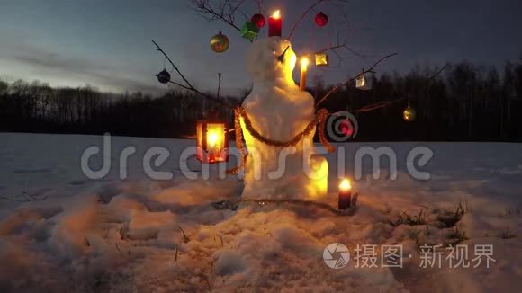 雪人带着圣诞和许多蜡烛在晚场4K