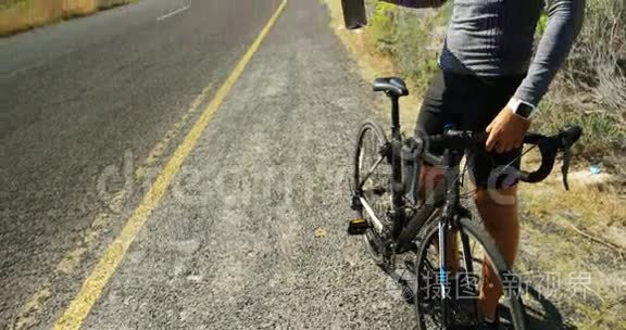 三项运动员在乡村道路上饮水视频