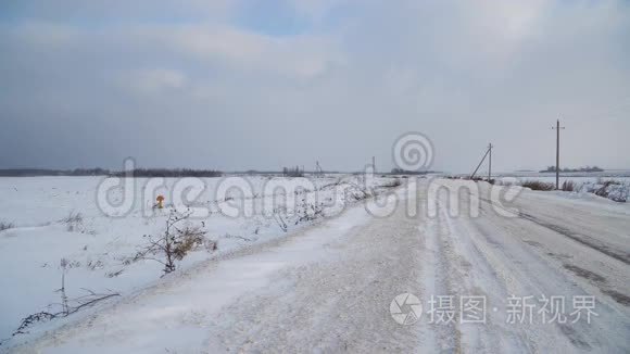 田野和道路的冬季景观..