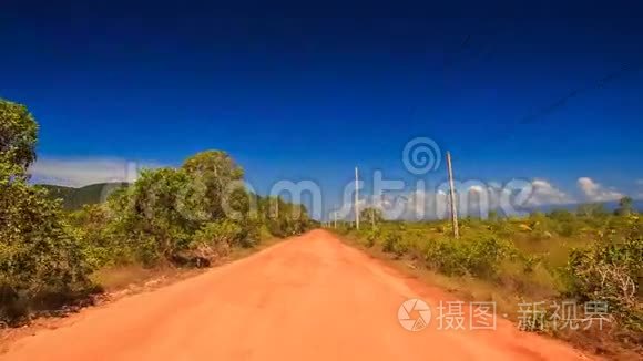 沿地面道路树木高压电线的摄影机移动