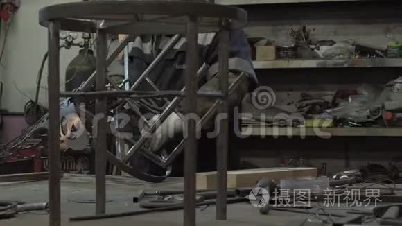 男铁匠正在加工他的新锻造产品视频