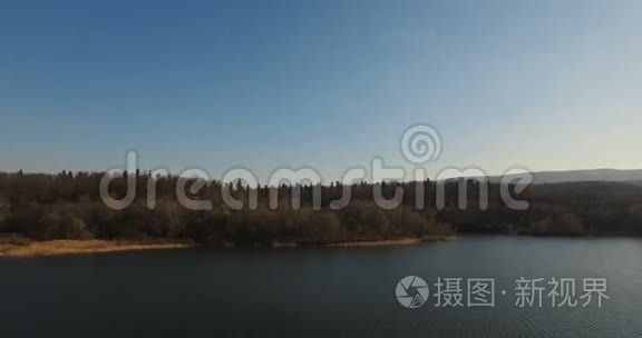 空中拍摄的湖和山的天空视频