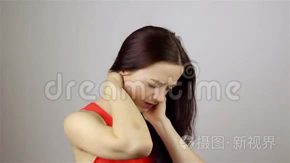 颈部关节疼痛的年轻女子视频
