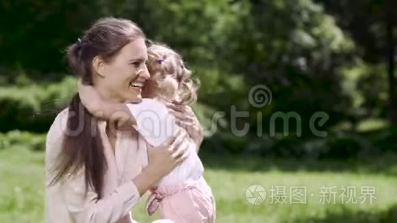 家庭幸福。 女人和孩子在大自然中拥抱和亲吻