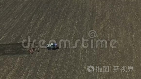 拖拉机在斗牛场上耕田视频