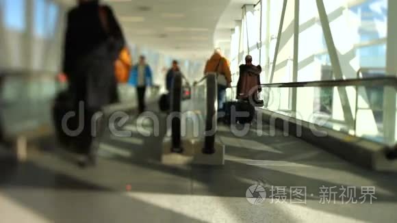 机场旅客移动步行道倾斜移位视频