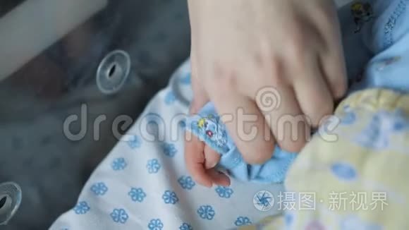 妈妈整理她新生婴儿的衣服视频